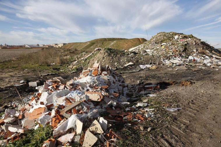 Escombros de una construcción en el ‘volcán de Garrido’.