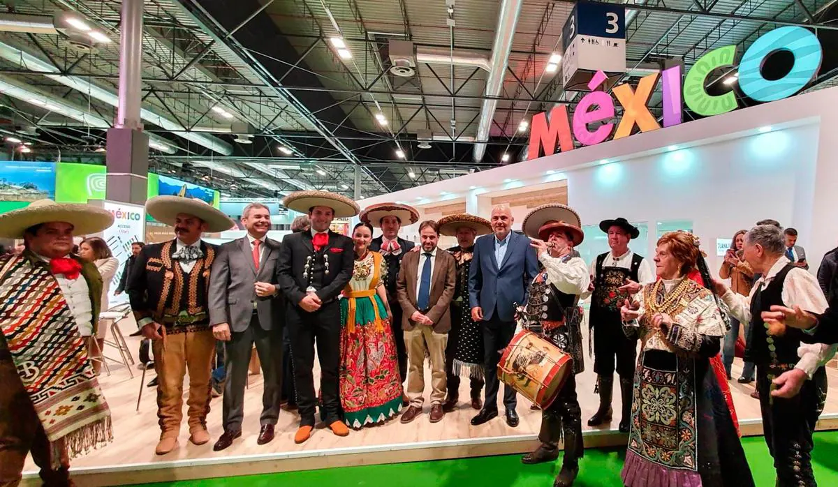 Representantes salmantinos y mexicanos con charros de Jalisco y Salamanca en la firma del hermanamiento en Fitur, el pasado mes de enero