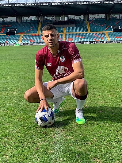 Madrigal posa con la segunda equipación del Salamanca UDS.