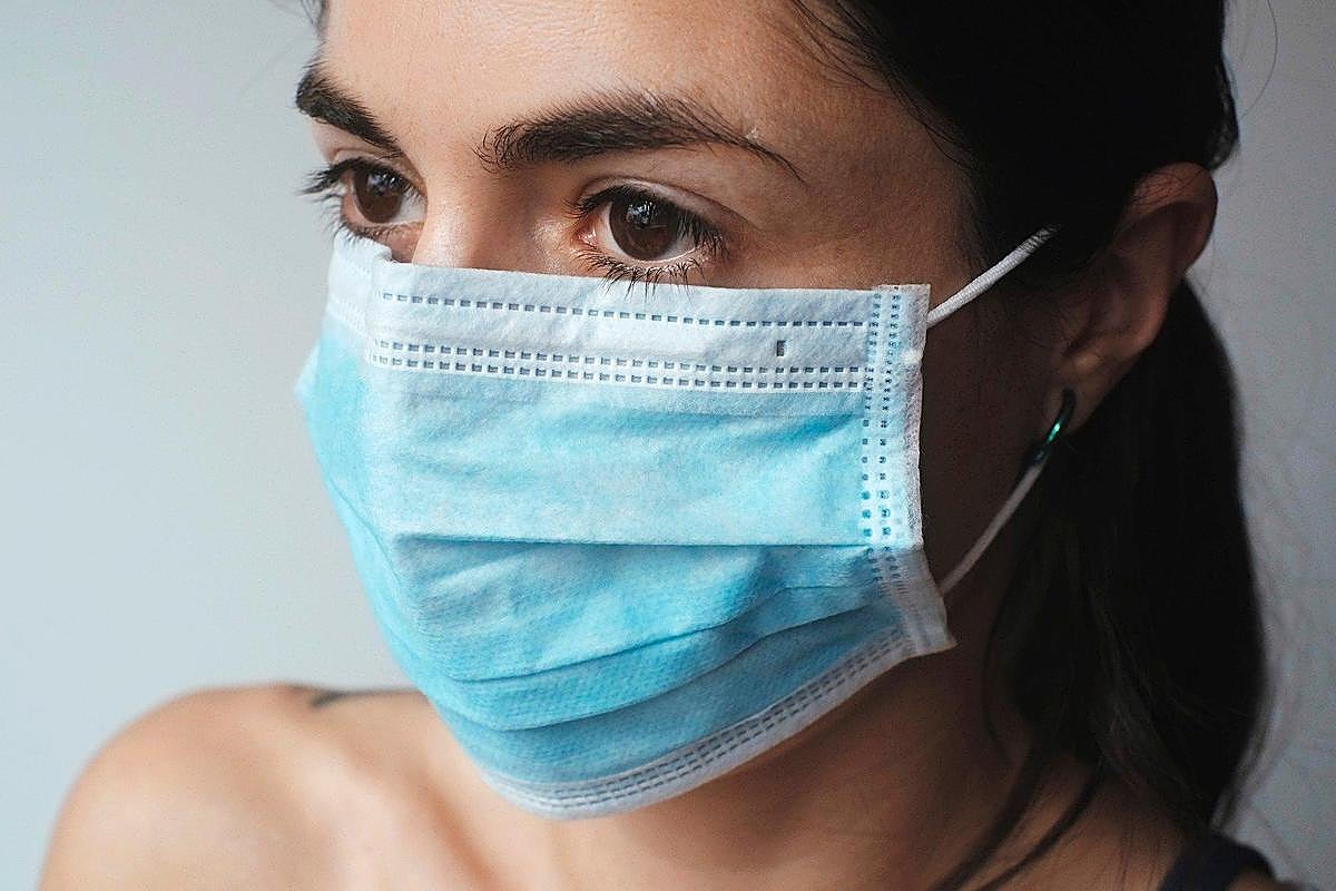 Mujer con mascarilla.