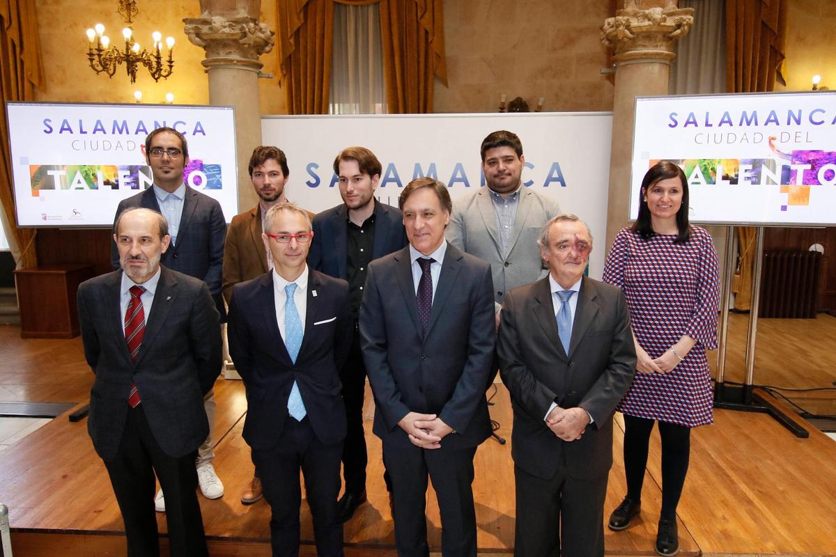 Investigadores premiados en el programa de Atracción del Talento, junto a Víctor Velasco, Ricardo Rivero, García Carbayo y Mariano Barbacid