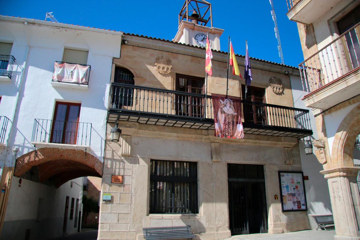 En la villa ducal lucen más de mil banderolas con la imagen de Santa Teresa.