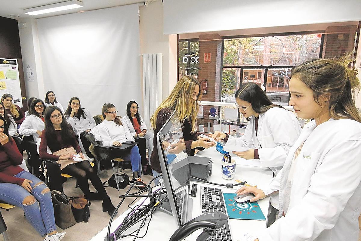 Alumnos en el aula de simulación de la Facultad de Farmacia de la Universidad de Salamanca