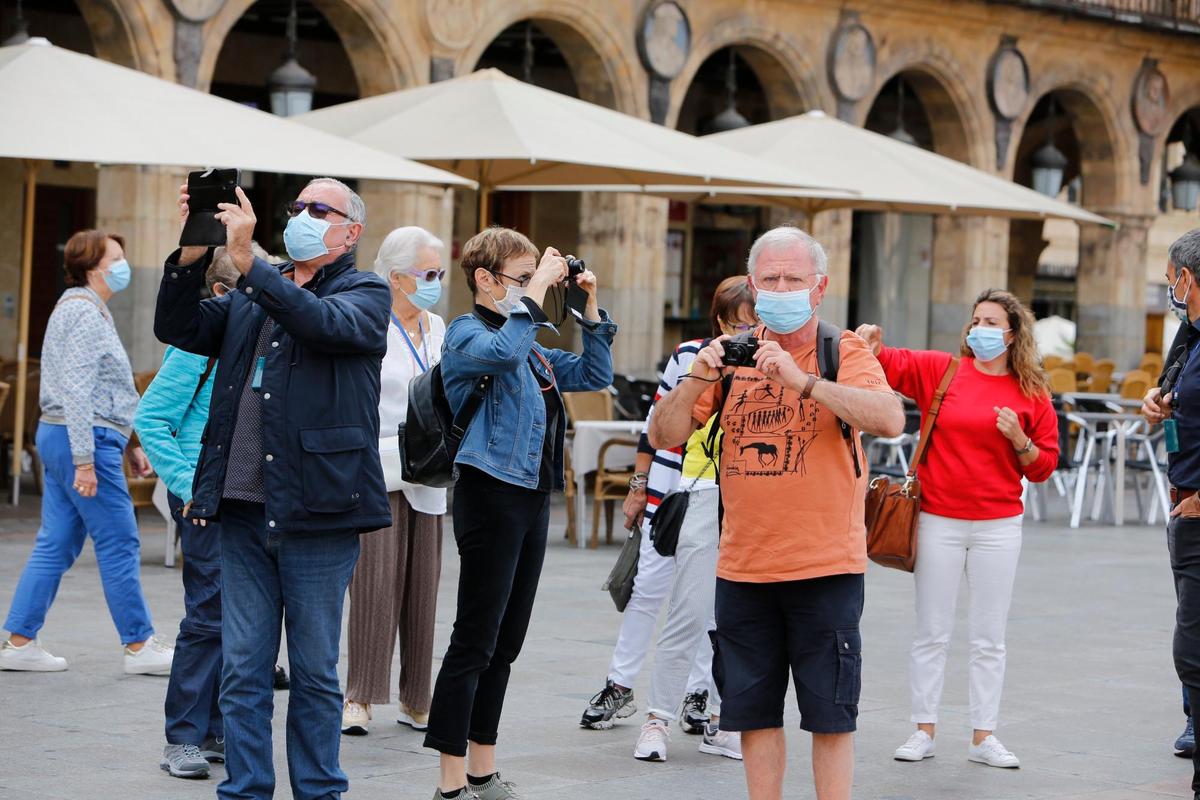 Turistas en la Plaza Mayor de Salamanca.