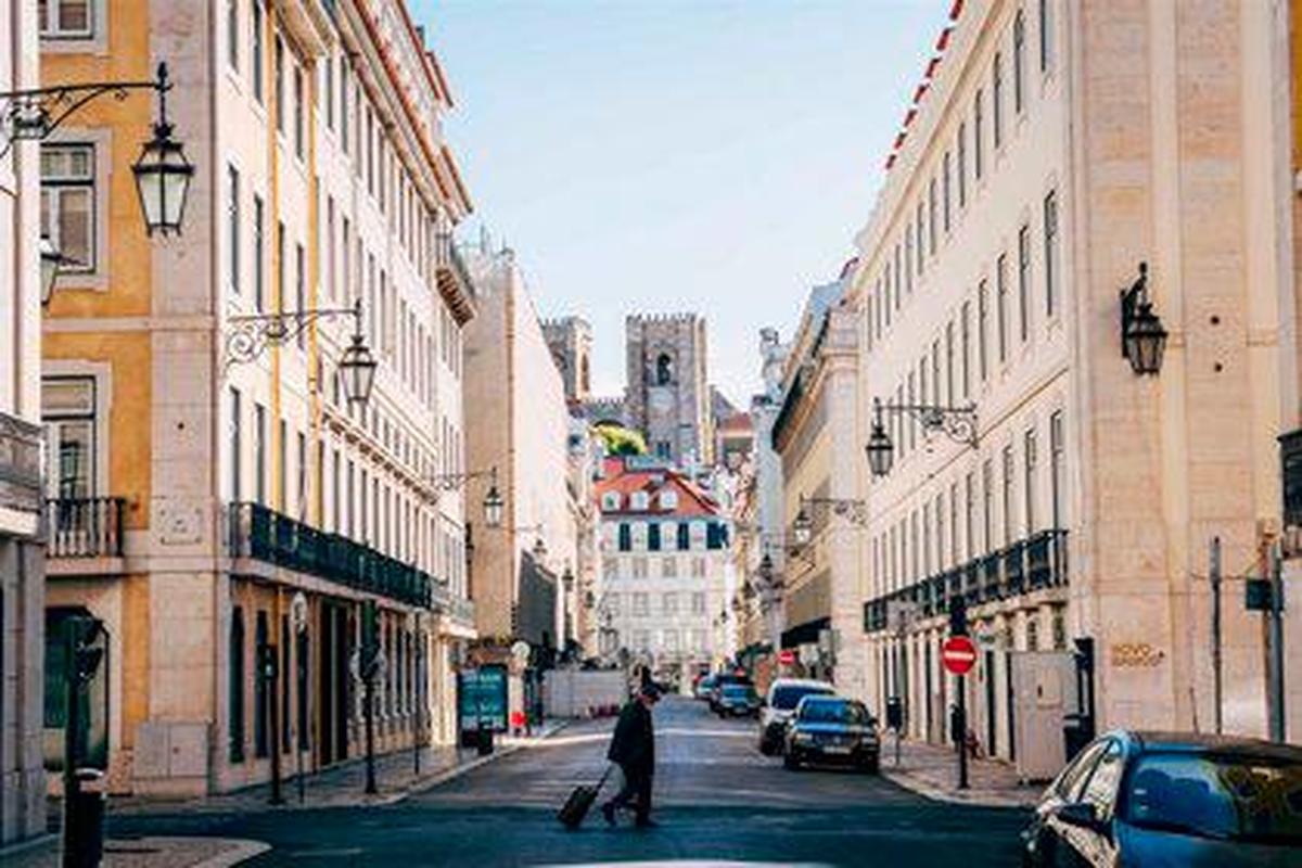 Vista de una calle de Lisboa durante la pandemia de coronavirus.