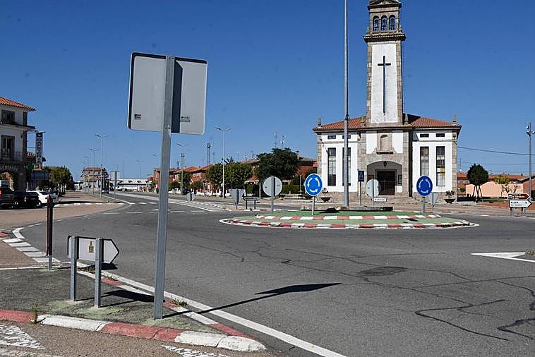 Tranquilidad ayer en la Plaza de España de Fuentes de Oñoro.