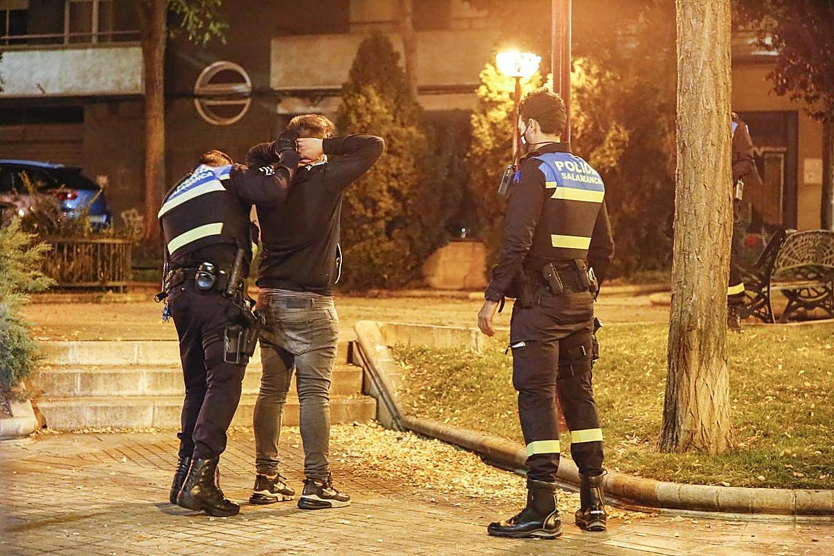 Policía Local durante una intervención de madrugada.