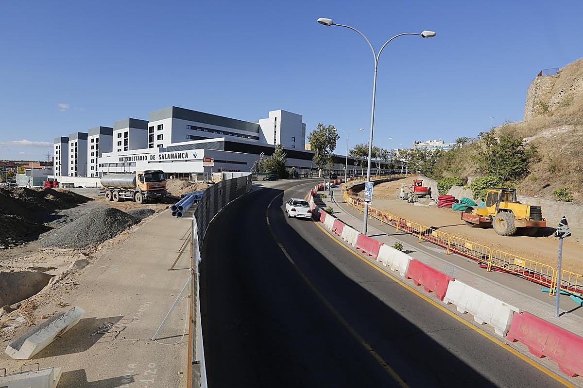 Obras de la nueva glorieta del paseo de San Vicente la tarde previa al corte de tráfico.