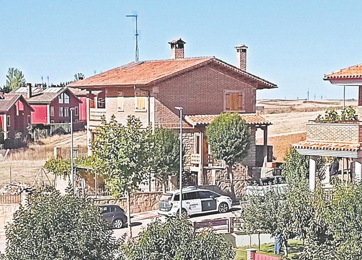 Un coche de la Guardia Civil a las puertas de la casa asaltada de Cabrerizos.