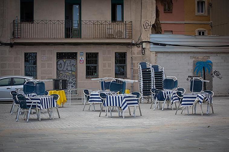 Terraza de un bar vacía en Cataluña.