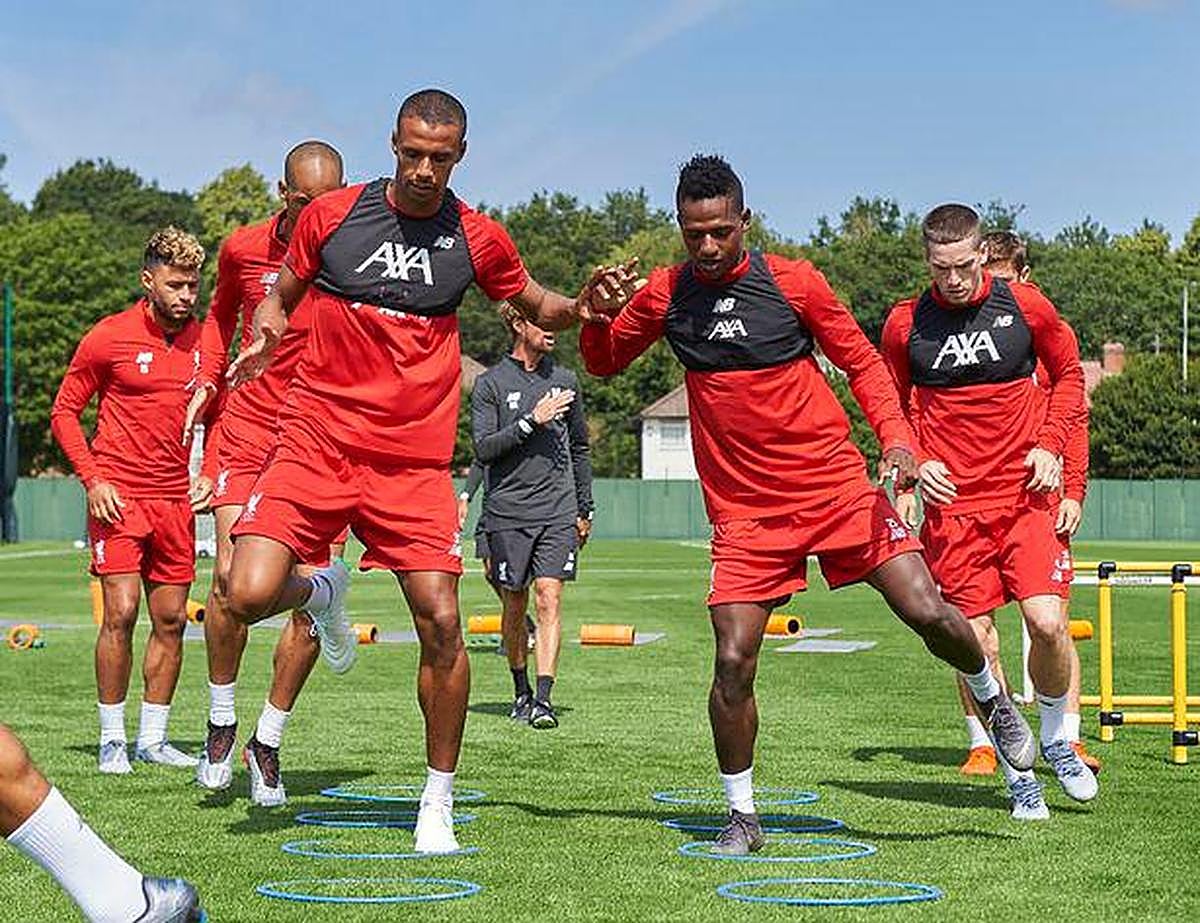 Anderson Arroyo entrenando con el Liverpool.