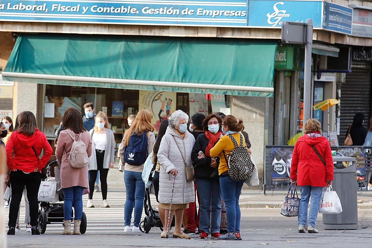 Varios salmantinos pasean por el centro de la ciudad.