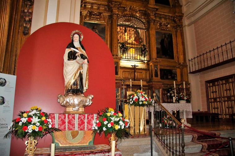 La imagen del siglo XIX de Santa Teresa que se ha restaurado y colocado en la iglesia de la Anunciación.