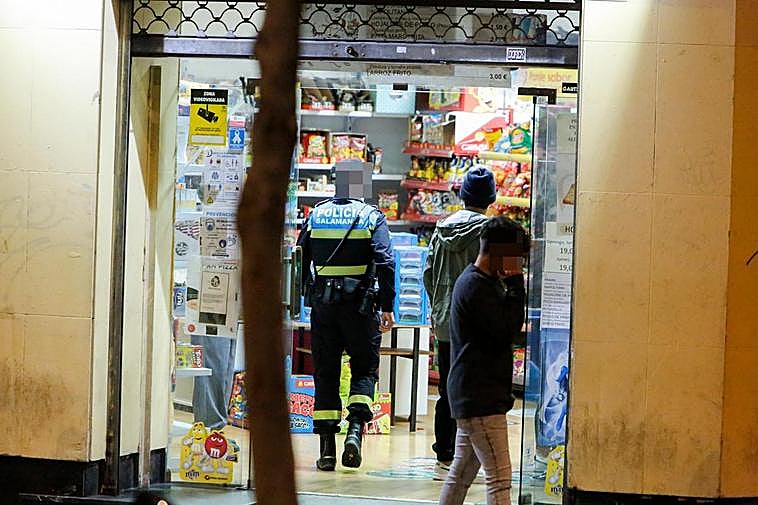 01:00 horas. Vigilancia en tiendas 24h.