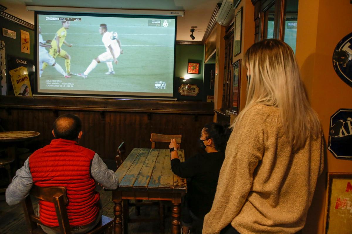 Aficionados salmantinos viendo un partido en un local de hostelería.