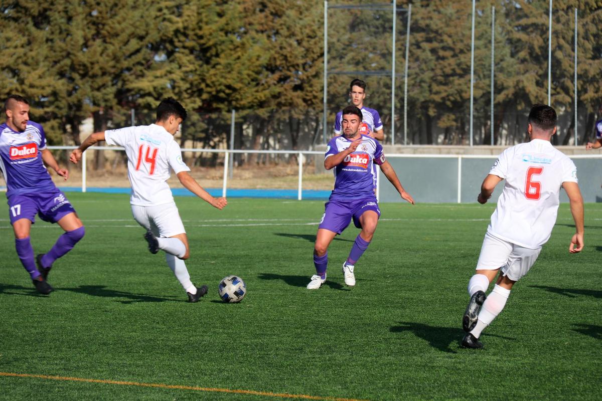 Lozano, del Santa Marta, disputa el balón ante Pablo, del Peñaranda, en una de las jugadas del primer partido de la temporada.