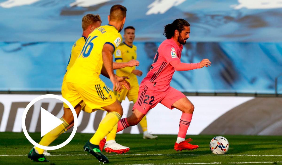 Isco conduce el balón en un lance del encuentro.