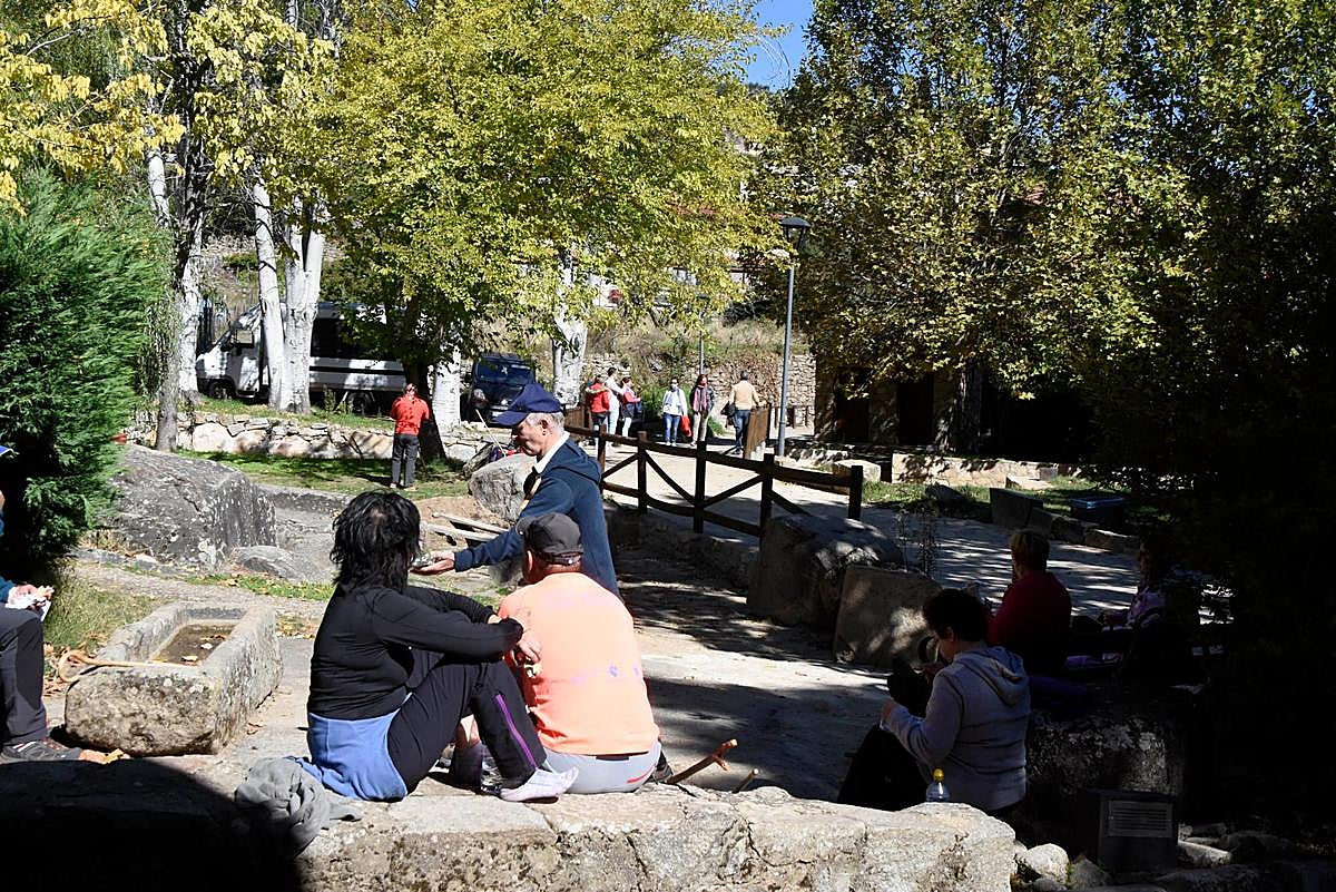 Turistas en la localidad de San Martín del Castañar, en la Sierra de Francia, durante el pasado fin de semana