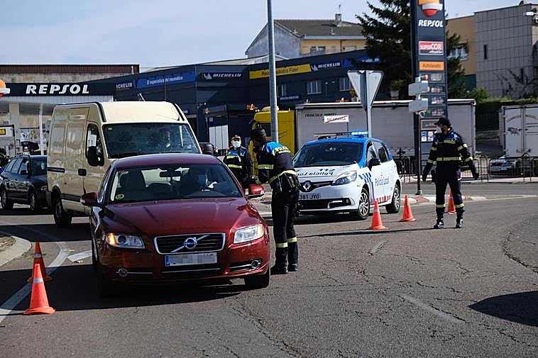 Un control de la Policía local en el polígono de Los Villares
