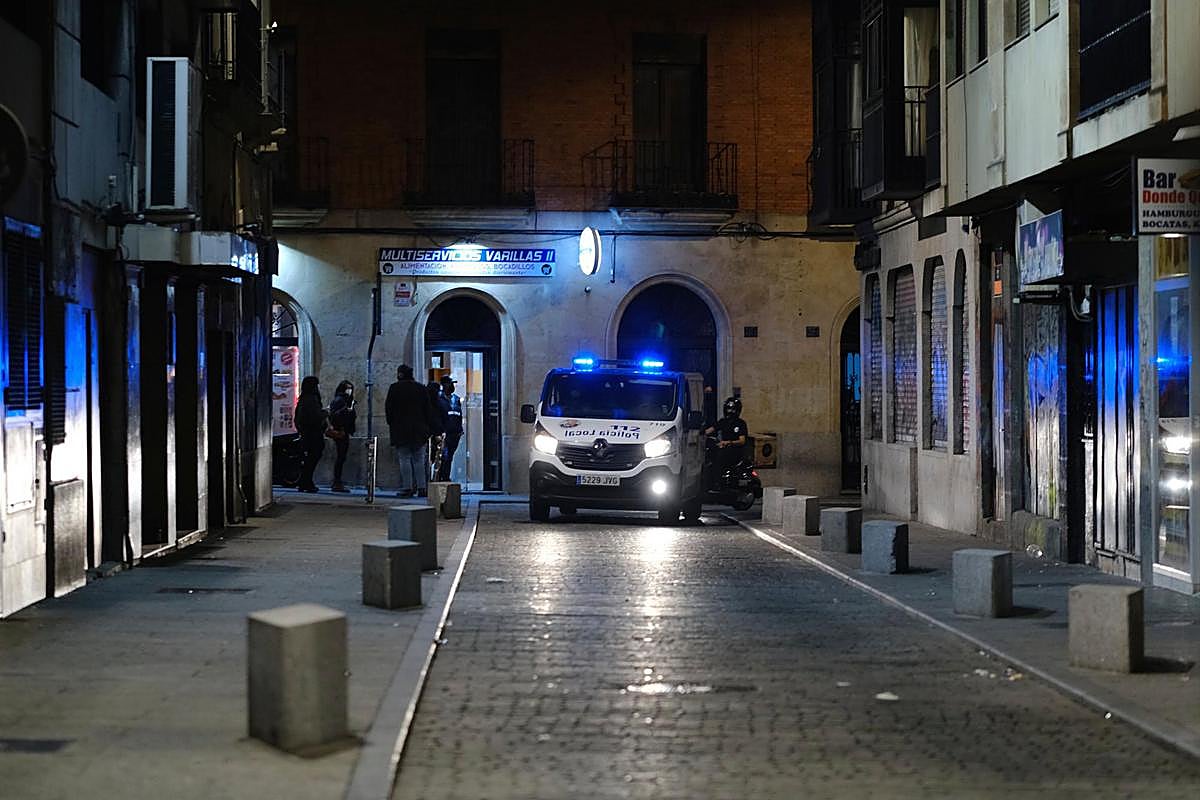 Un coche de la Policía local patrullando este domingo por el centro de Salamanca
