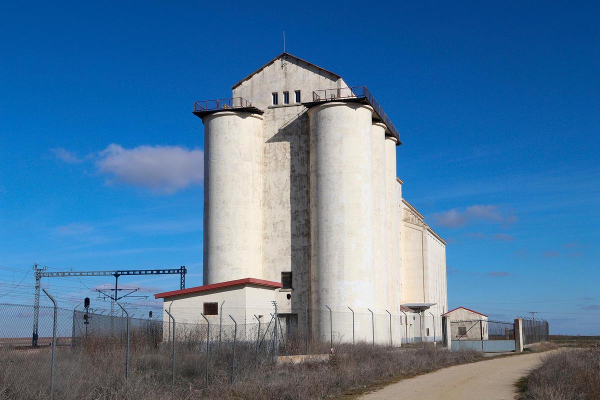 El silo de Cantalapiedra se encuentra a las afueras del casco urbano, muy cerca de la estación del tren.