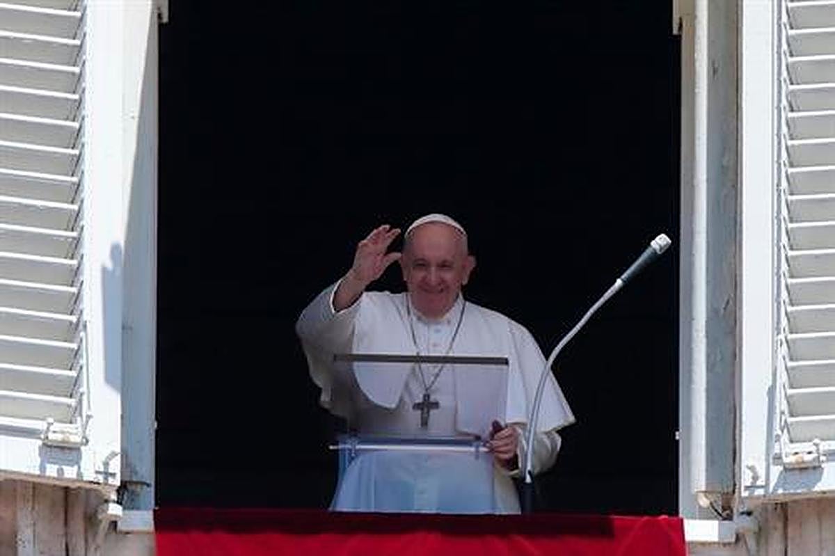 El Papa Francisco saluda desde la ventana en el Vaticano