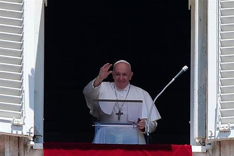 El Papa Francisco saluda desde la ventana en el Vaticano