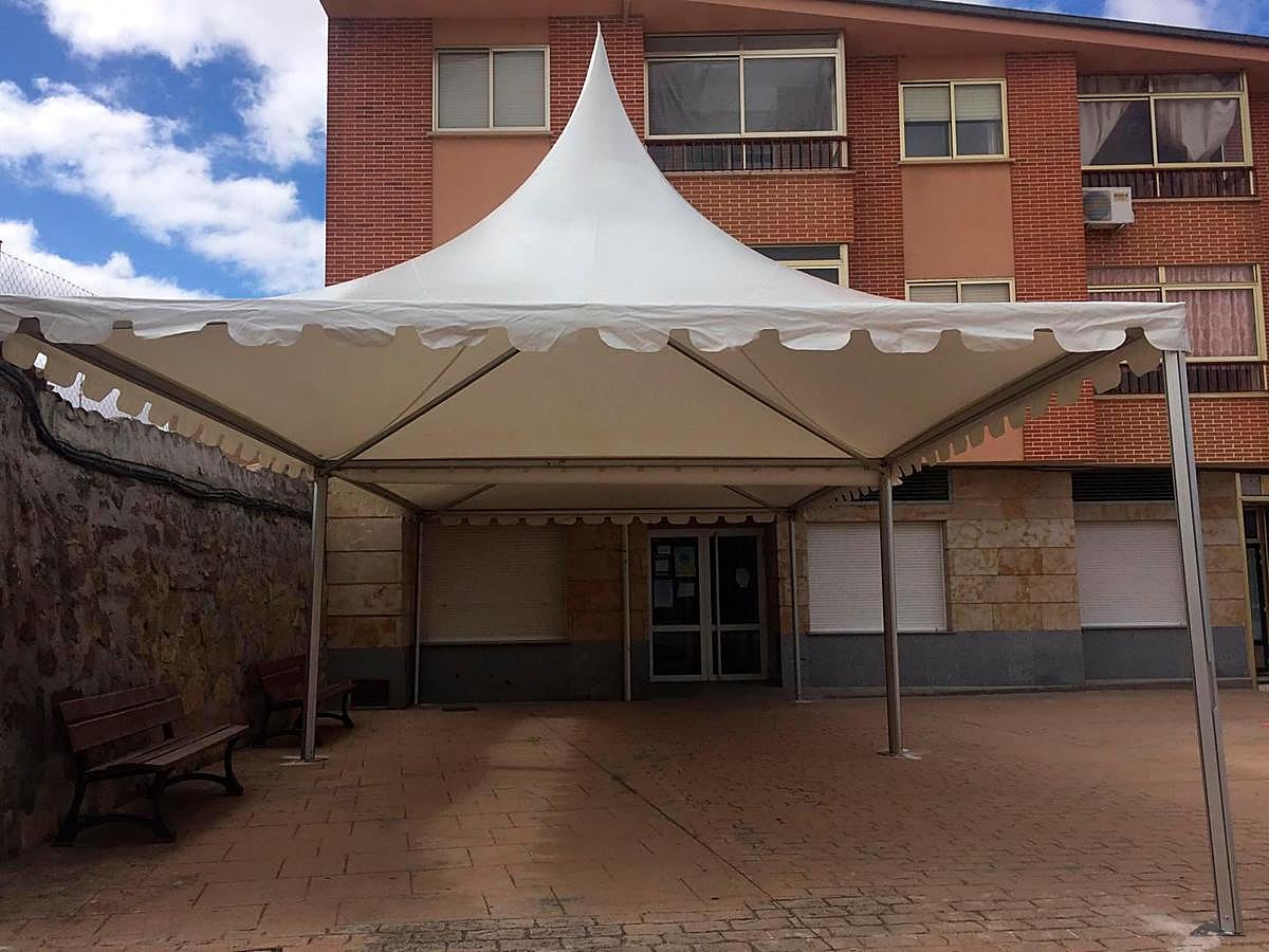 El Consistorio ha instalado carpas a la entrada del consultorio.