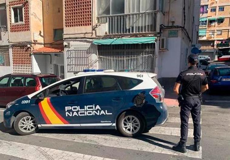 Un agente del Cuerpo Nacional de Policía