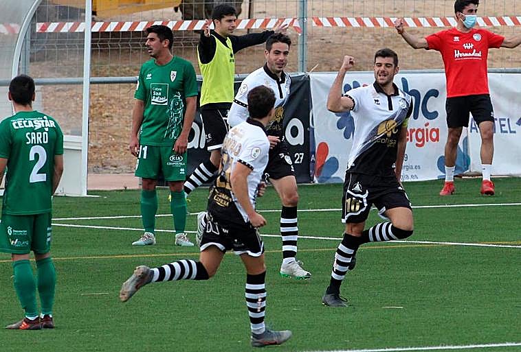 Carlos de la Nava celebra con sus compañeros el segundo tanto del Unionistas.