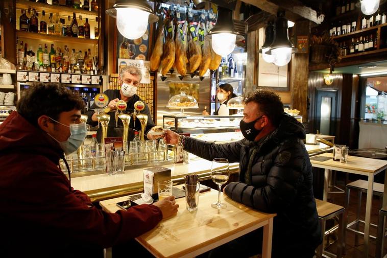 Dos salmantinos tomando unas tapas, uno de los mayores atractivos de Salamanca