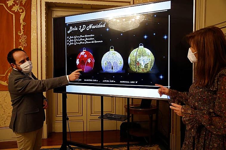 Daniel Llanos y Almudena Parres, durante la presentación de la iluminación navideña.