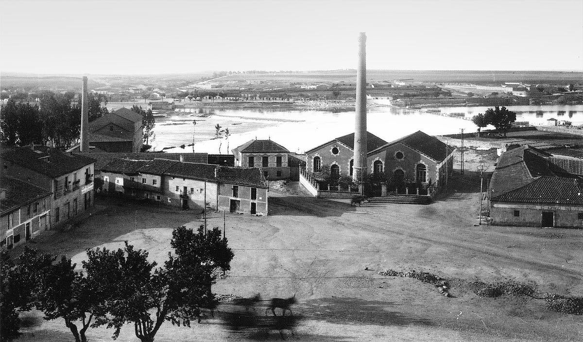 Plaza del Mercado Viejo a principios del XX cuando se comenzó a construir el puente Enrique Estevan.