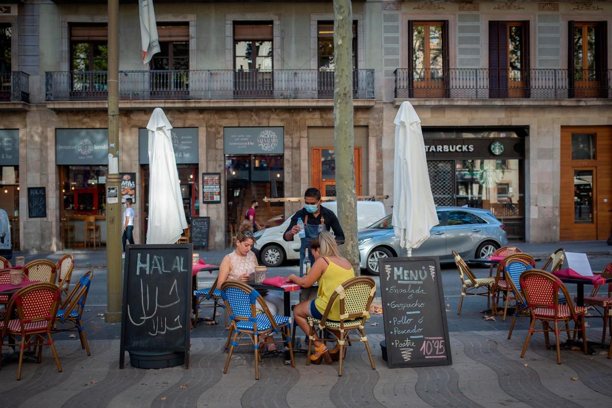 Clientas en la terraza de un bar.