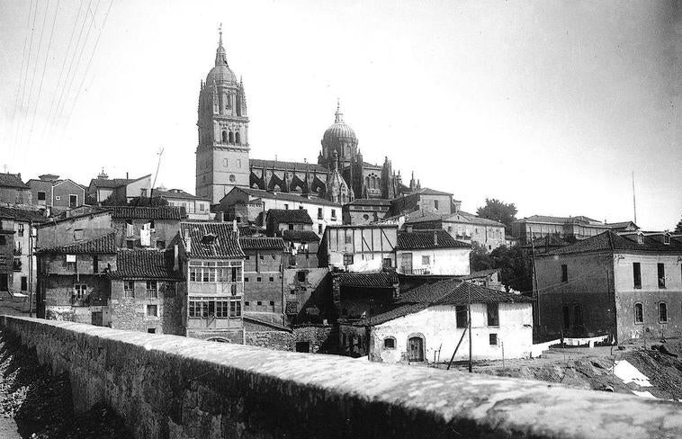 Barrio de Santiago en 1920 con viviendas populares y edificios industriales que han desaparecido.