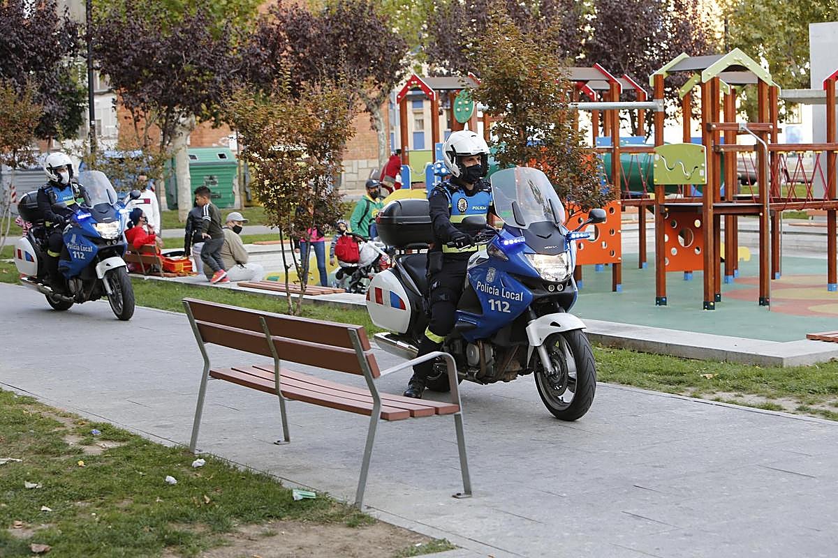 Dos agentes municipales en sus motos, por el parque de Garrido.