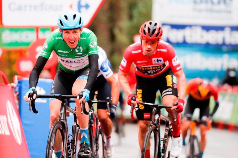 El irlandés Dan Martin gana en La Laguna Negra por delante de Primoz Roglic en la Vuelta a España de 2020.