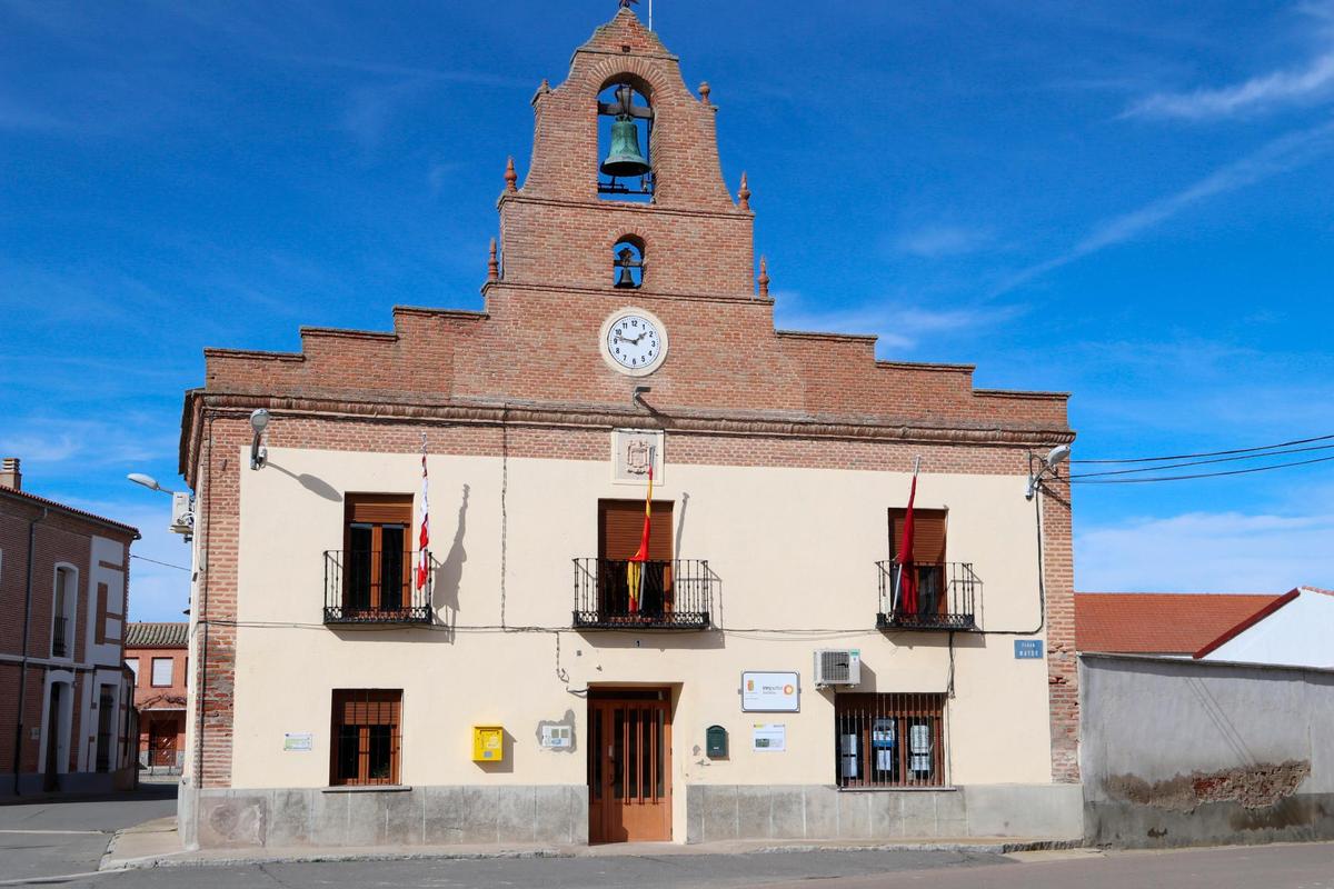 Ayuntamiento de Palaciosrubios con su original campanario.