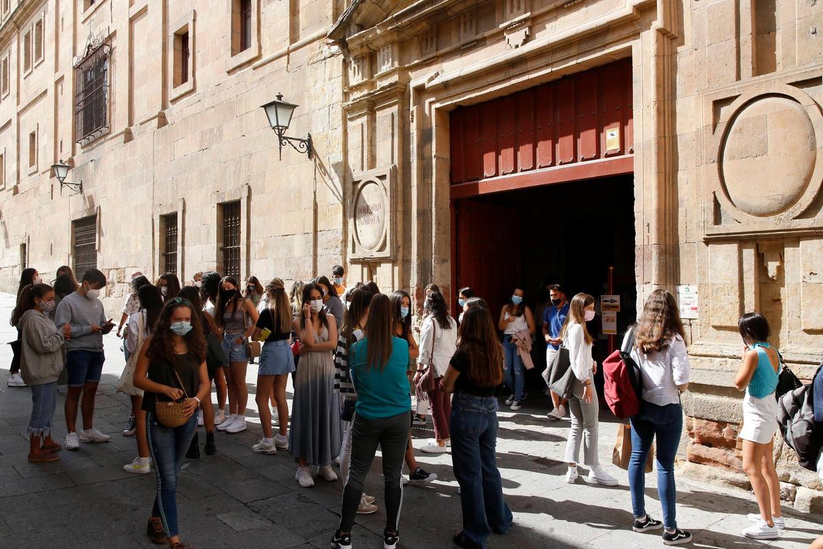 Alumnos esperando para entrar a las cases en la Universidad Pontificia de Salamanca.