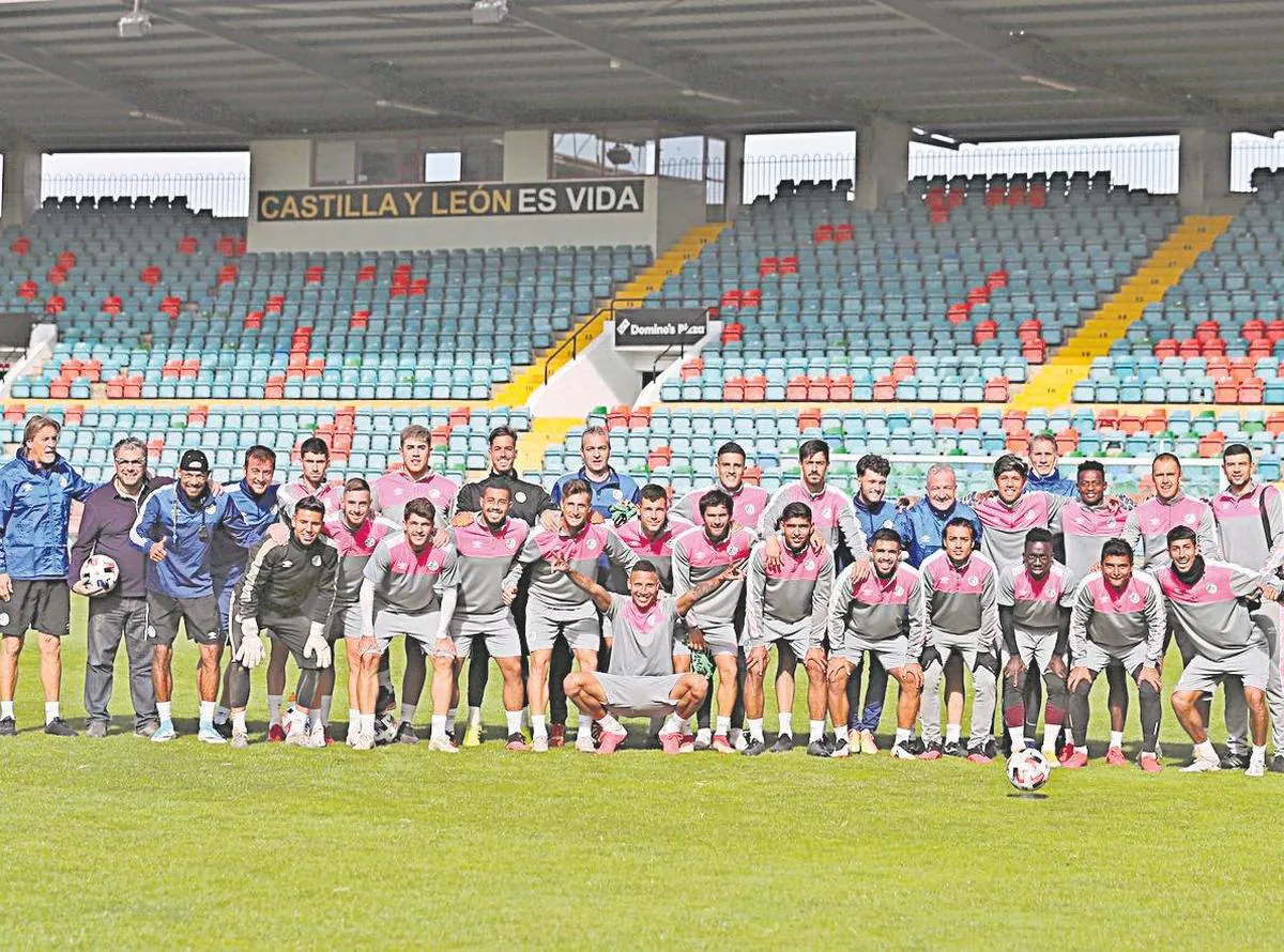 Foto de familia en un entrenamiento del Salamanca. MORGAN