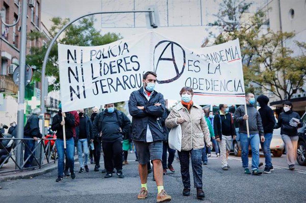 Varias personas sostienen una pancarta durante una manifestación de los vecinos de Vallecas.