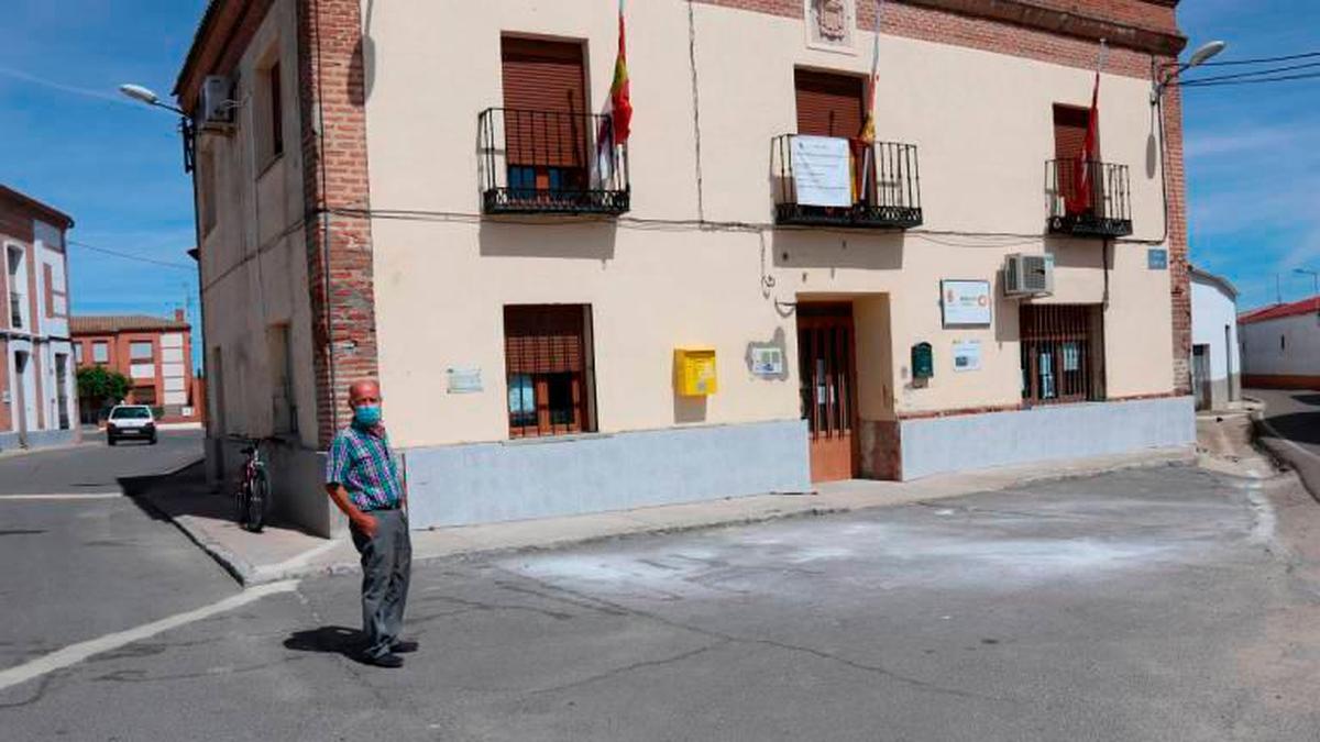 El alcalde de Palaciosrubios, Félix Cáceres, en la puerta de la Casa Consistorial de la localidad.