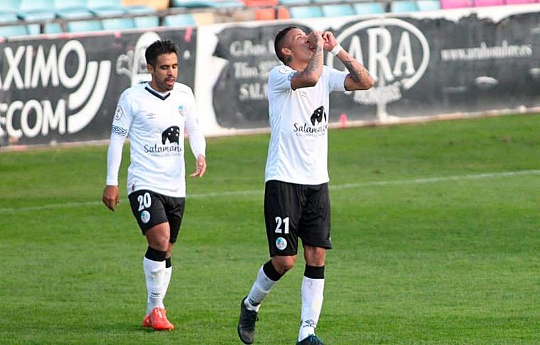 El Puma celebrando un gol.