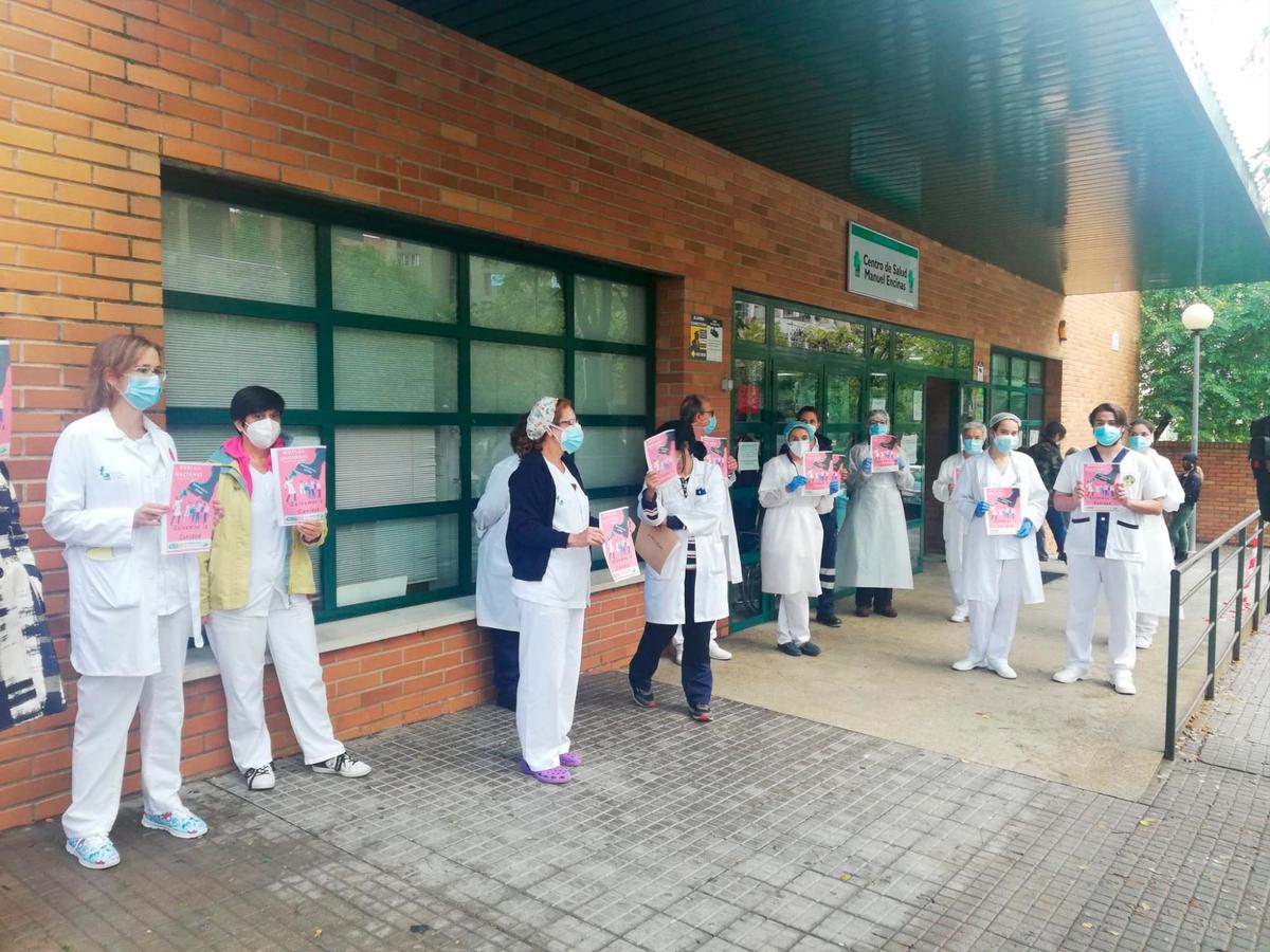 Profesionales sanitarios a las puertas de un centro de salud.