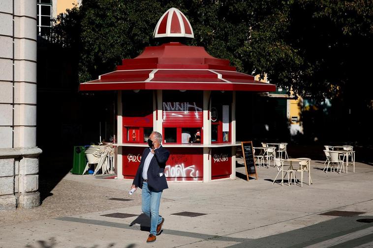 Un hombre con mascarilla pasea por Lisboa.