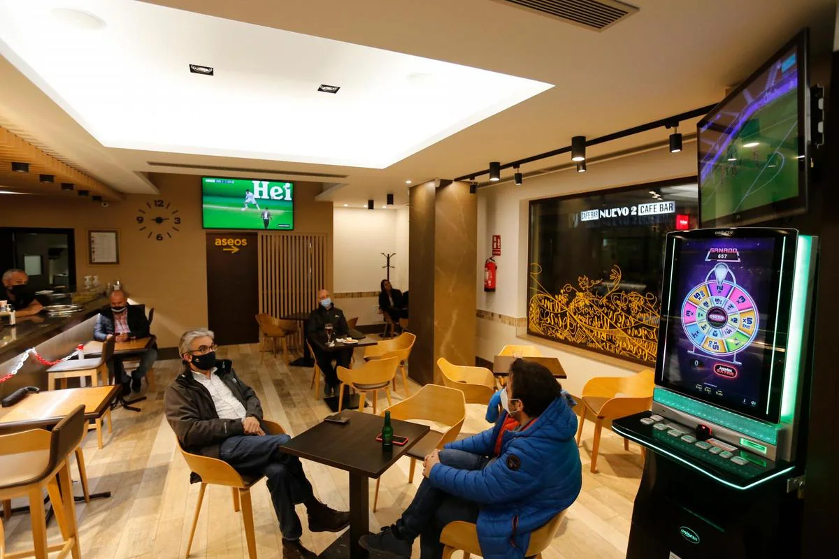 Aficionados viendo el fútbol en un bar del centro antes de las 22 horas.