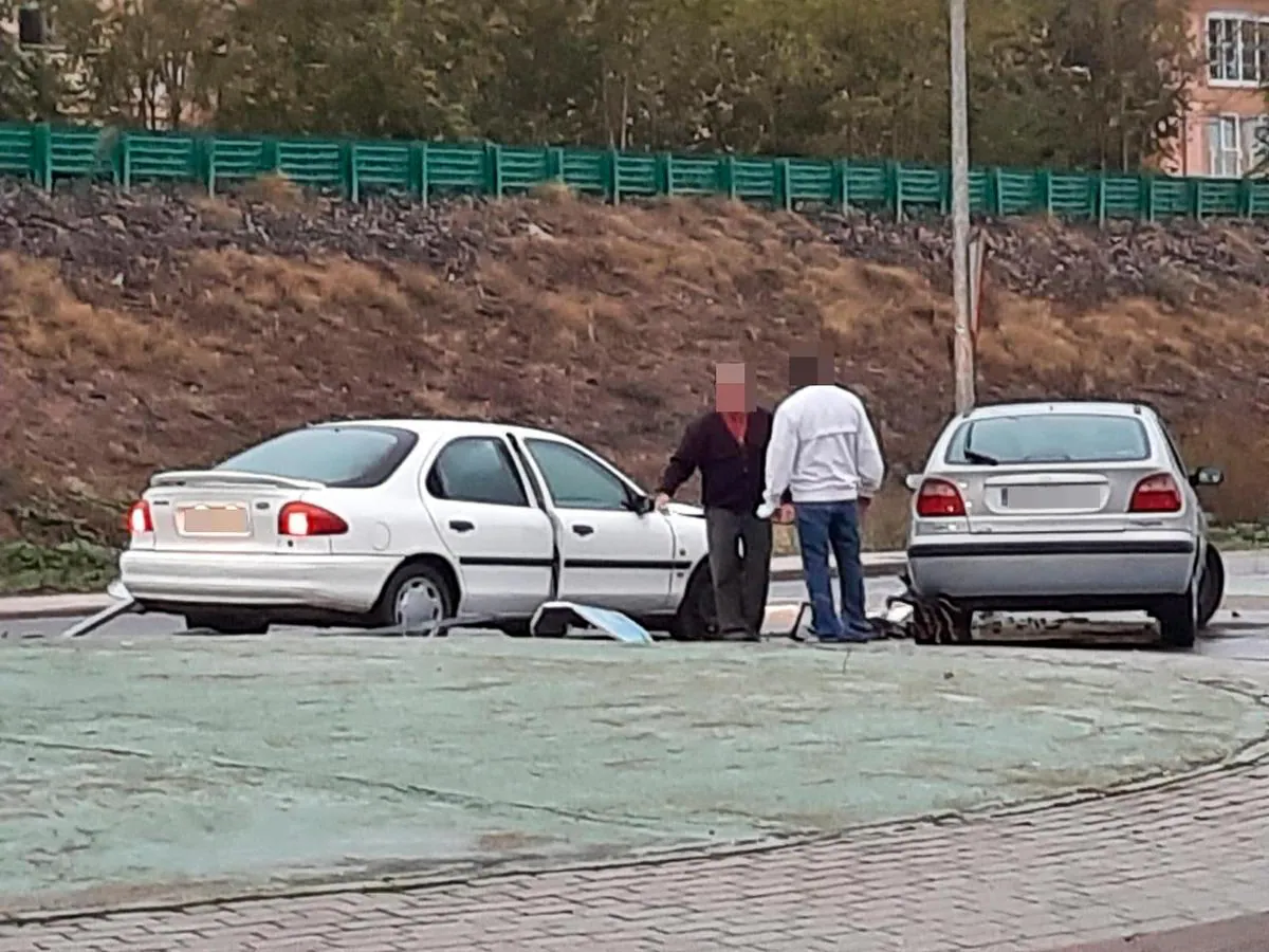 Un vehículo coge recta una rotonda en Cabrerizos, golpea una señal y a otro  coche | La Gaceta de Salamanca