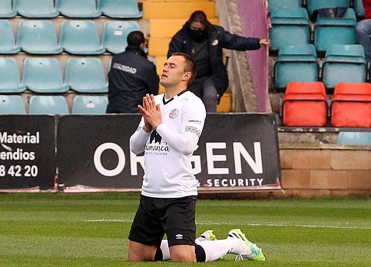 Kristian Álvarez rezando antes del inicio del encuentro Salamanca-Coruxo del pasado domingo.