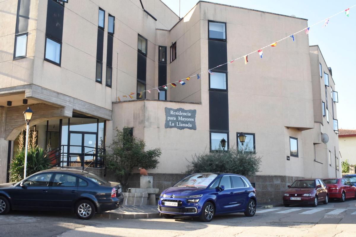 Edificio de la residencia ‘La Llanada I’ de Aldeadávila de la Ribera donde se ha detectado el brote.