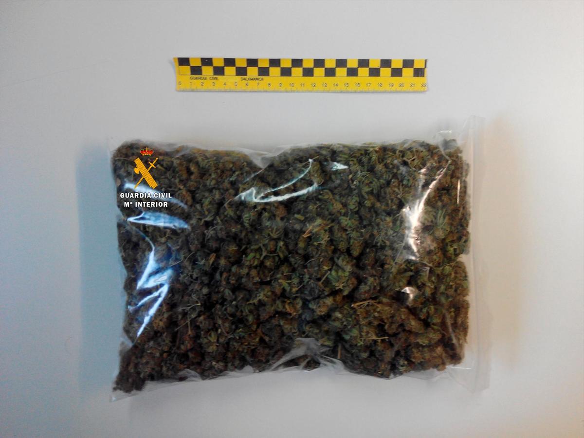 Un paquete con marihuana incautado en una operación de la Guardia Civil.